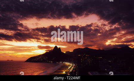 Magenta splendido tramonto a Ipanema e Leblon spiagge di Rio de Janeiro, Brasile - Patrimonio mondiale Unesco Foto Stock