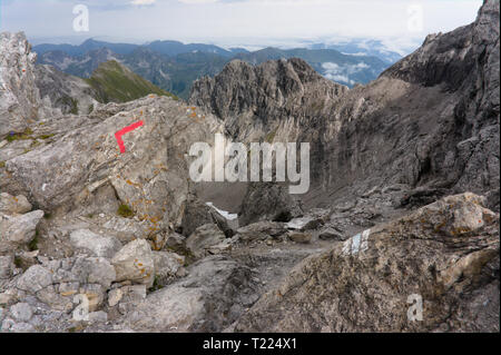 Le Alpi. Paesaggi. ha sottolineato pungenti picchi di roccia, visto durante le escursioni nelle Alpi tedesche Foto Stock