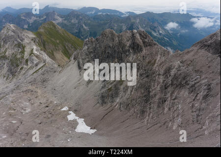 Le Alpi. Paesaggi. ha sottolineato pungenti picchi di roccia, visto durante le escursioni nelle Alpi tedesche Foto Stock