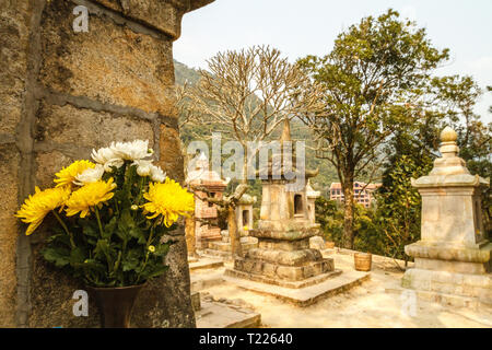 Pietra altari buddista in antico complesso buddista in Yen Tu Mountain, Quang Ninh Provincia, Vietnam. Foto Stock