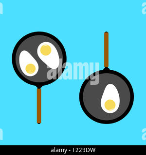 Uova fritte in due padelle su sfondo blu. Illustrazione di cibo di uova fritte in padella su sfondo blu. Foto Stock