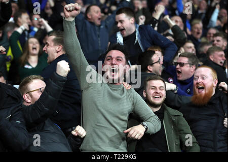 Birmingham City tifosi festeggiare dopo Gary Gardner (non raffigurata) punteggi il suo lato del primo obiettivo del gioco durante il cielo di scommessa match del campionato al The Hawthorns, West Bromwich. Foto Stock