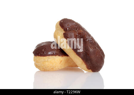 Due eclairs al cioccolato su bianco Foto Stock