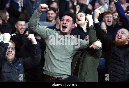 ***Nota del redattore gesti*** Birmingham City tifosi festeggiare dopo Gary Gardner (non raffigurata) punteggi il suo lato del primo obiettivo del gioco durante il cielo di scommessa match del campionato al The Hawthorns, West Bromwich. Foto Stock