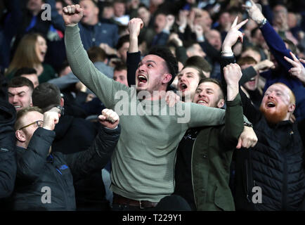 ***Nota del redattore gesti*** Birmingham City tifosi festeggiare dopo Gary Gardner (non raffigurata) punteggi il suo lato del primo obiettivo del gioco durante il cielo di scommessa match del campionato al The Hawthorns, West Bromwich. Foto Stock