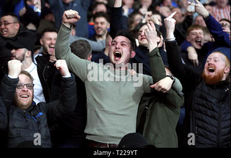 ***Nota del redattore gesti*** Birmingham City tifosi festeggiare dopo Gary Gardner (non raffigurata) punteggi il suo lato del primo obiettivo del gioco durante il cielo di scommessa match del campionato al The Hawthorns, West Bromwich. Foto Stock