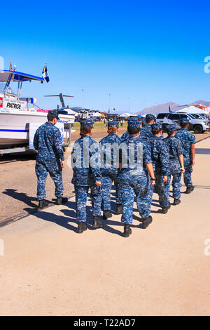 I marinai della USCG in camouflage uniformi blu subendo un trapano esercitare all'Davis-Monthan AFB airshow di giorno in Tucson AZ Foto Stock