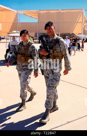 Il USAF militare pattuglia di polizia il Davis-Monthan AFB in Tucson AZ su airshow di giorno Foto Stock