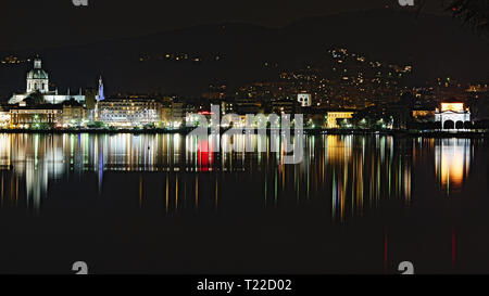 I palazzi, le luci e i riflessi del lago di Como, dalla cattedrale al Tempio Voltiano, visto dal lago Foto Stock