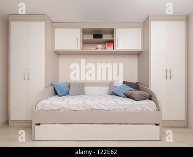 Moderna camera da letto con armadio bianco e letto matrimoniale Foto Stock