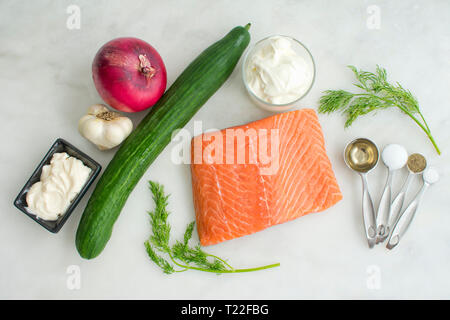 Salmone alla griglia con insalata Cucumber-Dill ingredienti Foto Stock