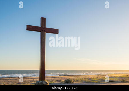 Immagine della croce con Sun con cielo blu in Claromeco, Buenos Aires Foto Stock