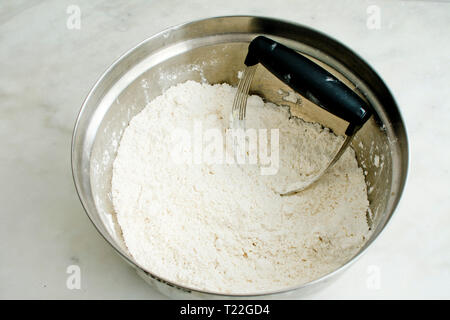 Utilizzando la pasticceria Blender per fare la pasta biscotto Foto Stock