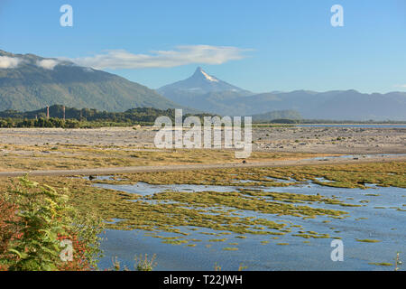 Vista del Vulcano Corcovado attraverso la baia da Chaiten, Patagonia, regione de los Lagos, Cile Foto Stock