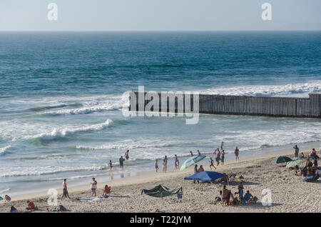 Noi/Messico frontiera sulla spiaggia Foto Stock