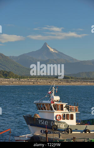 Vista del Vulcano Corcovado attraverso la baia da Chaiten, Patagonia, regione de los Lagos, Cile Foto Stock