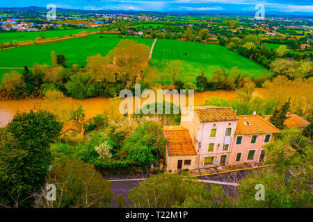 Antenna vista superiore di Beziers architettura cittadina dal di sopra, il sud della Francia. Foto Stock