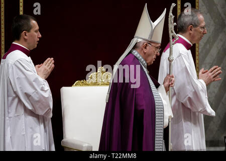 Città del Vaticano il Vaticano. 29 Mar, 2019. Papa Francesco conduce la liturgia della Penitenza nella Basilica di San Pietro in Vaticano Città del Vaticano. Credito: Giuseppe Ciccia/Pacific Press/Alamy Live News Foto Stock
