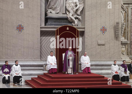 Città del Vaticano il Vaticano. 29 Mar, 2019. Papa Francesco conduce la liturgia della Penitenza nella Basilica di San Pietro in Vaticano Città del Vaticano. Credito: Giuseppe Ciccia/Pacific Press/Alamy Live News Foto Stock