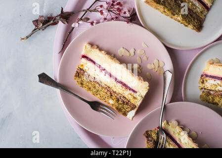 Vista aerea di una fetta di mousse al cioccolato la torta su un piatto rosa Foto Stock