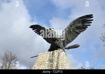 Turul uccello statua sulla montagna, Tatabanya, Ungheria. Turul szobor, Tatabanya, Magyarorszag. Foto Stock