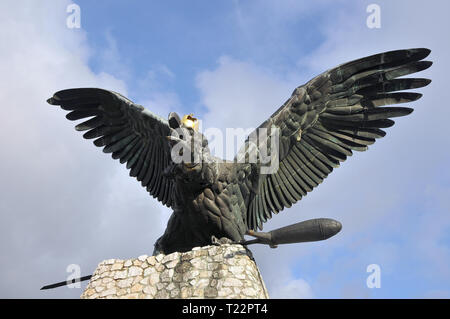 Turul uccello statua sulla montagna, Tatabanya, Ungheria. Turul szobor, Tatabanya, Magyarorszag. Foto Stock