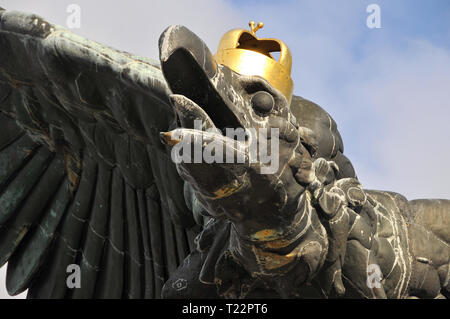 Turul uccello statua sulla montagna, Tatabanya, Ungheria. Turul szobor, Tatabanya, Magyarorszag. Foto Stock
