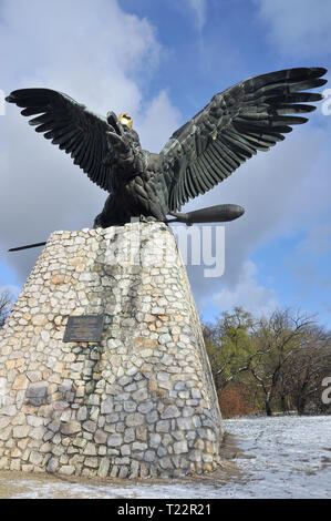 Turul uccello statua sulla montagna, Tatabanya, Ungheria. Turul szobor, Tatabanya, Magyarorszag. Foto Stock