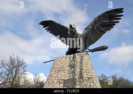 Turul uccello statua sulla montagna, Tatabanya, Ungheria. Turul szobor, Tatabanya, Magyarorszag. Foto Stock