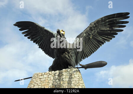 Turul uccello statua sulla montagna, Tatabanya, Ungheria. Turul szobor, Tatabanya, Magyarorszag. Foto Stock