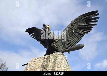 Turul uccello statua sulla montagna, Tatabanya, Ungheria. Turul szobor, Tatabanya, Magyarorszag. Foto Stock