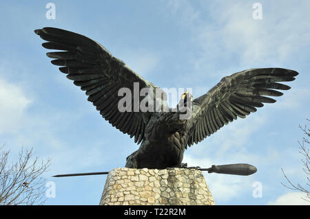 Turul uccello statua sulla montagna, Tatabanya, Ungheria. Turul szobor, Tatabanya, Magyarorszag. Foto Stock
