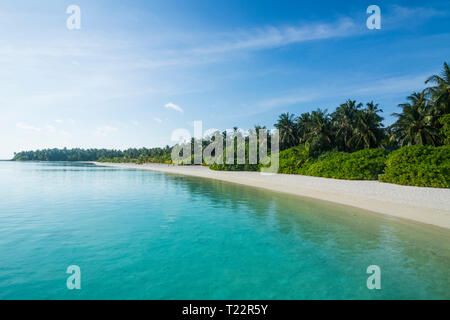 Maledives, Ari Atoll, Nalaguraidhoo, Sun Island, la vegetazione e la spiaggia vuota Foto Stock