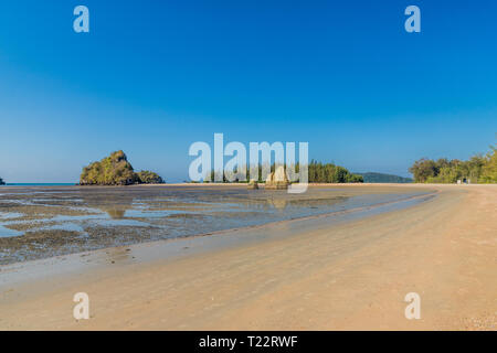 Una tipica vista isola in Tailandia Foto Stock