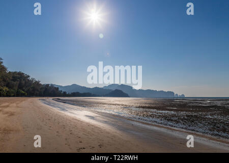 Una tipica vista isola in Tailandia Foto Stock