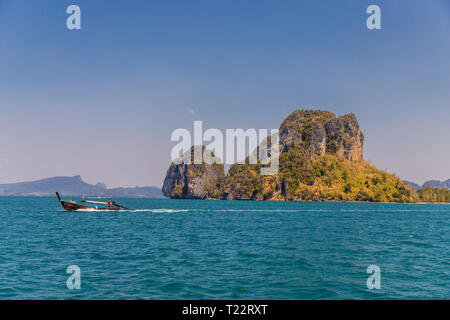 Una tipica vista isola in Tailandia Foto Stock