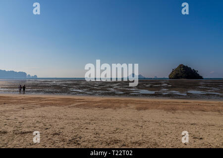 Una tipica vista isola in Tailandia Foto Stock