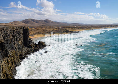 Spagna Isole Canarie Fuerteventura, vista scogliera costa e alla spiaggia nei pressi di El Cotillo Foto Stock