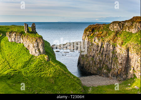 Regno Unito e Irlanda del Nord, Dunseverick castello vicino Il Selciato del gigante Foto Stock