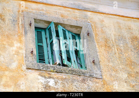 Vecchia finestra aperta a Corfù Foto Stock