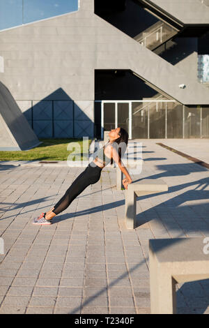 Giovane donna facendo esercizio di allenamento nella città Foto Stock