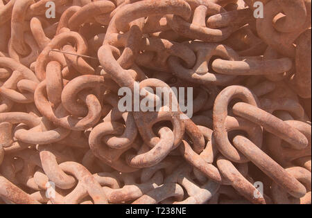 Primo piano della barca arrugginito catene di ancoraggio con un tono di coralli viventi Foto Stock