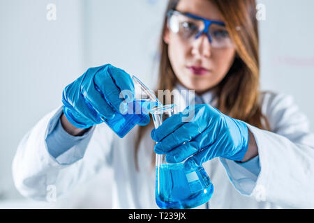 La biotecnologia. Donne scienziato che lavora in laboratorio. Foto Stock