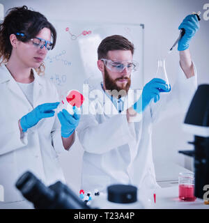 Close up dei giovani ricercatori che operano in laboratorio. Foto Stock