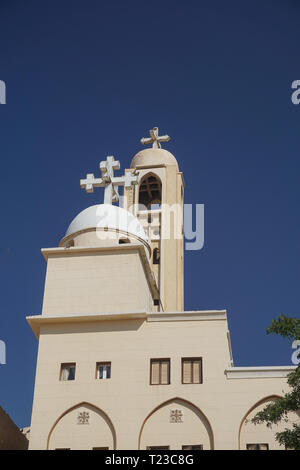 Wadi El-Natron, Egitto: il monastero di Deir Anba Bishoy (St. Bishoi) risale al più presto il nono secolo CE. Foto Stock