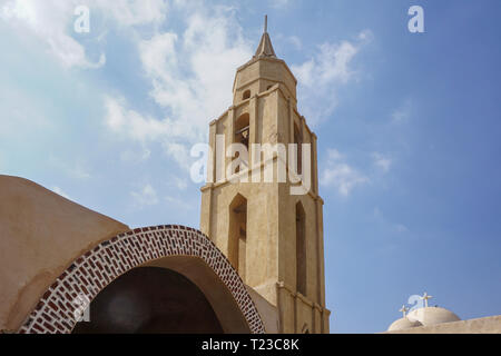 Wadi El-Natron, Egitto: il monastero di Deir Anba Bishoy (St. Bishoi) risale al più presto il nono secolo CE. Foto Stock