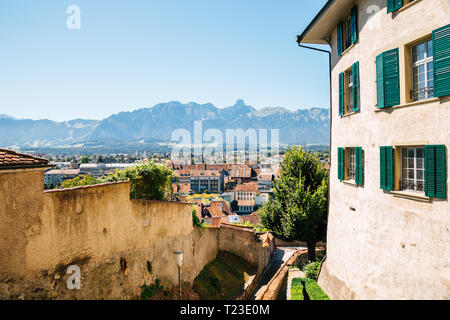 Thun cityscape e vecchi edifici con Alpi montagna in Svizzera Foto Stock