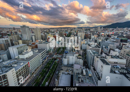 Vista panoramica della città del sud di Sapporo e del fiume Soseigawa dalla torre della televisione all'alba. Foto Stock