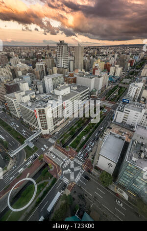 Vista panoramica della città di Sapporo sud-est e del fiume Soseigawa dalla torre della televisione all'alba. Foto Stock