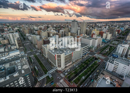 Vista panoramica della città di Sapporo sud-est e del fiume Soseigawa dalla torre della televisione all'alba. Foto Stock